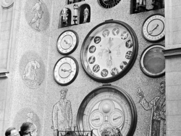 Olomoucký orloj v roce 1957. Foto Ladislav Valnoha.